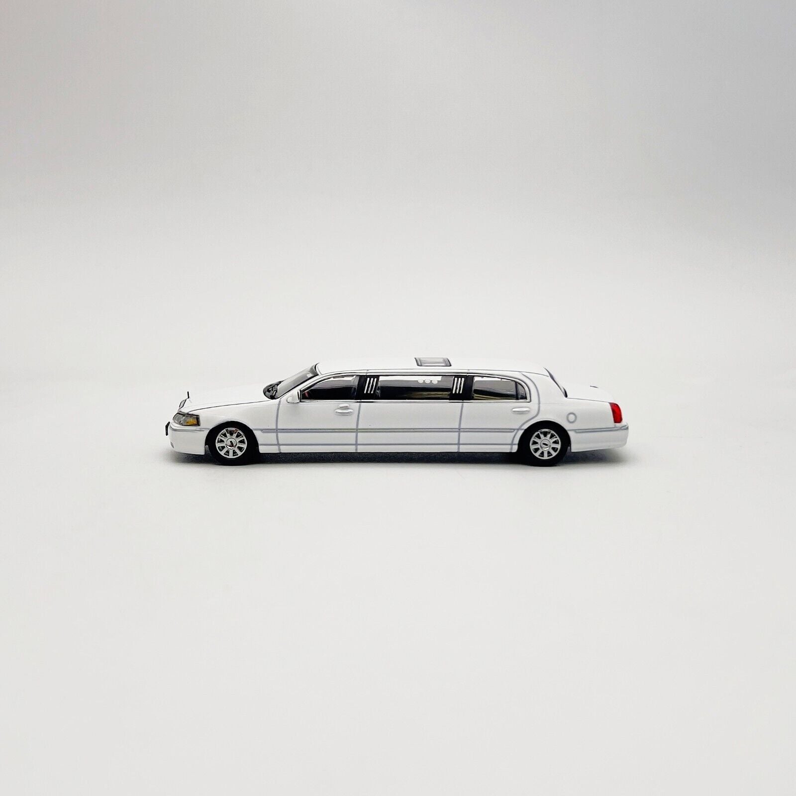 GCD 1:64 2003 Lincoln Extended Edition Town Car Limousine
