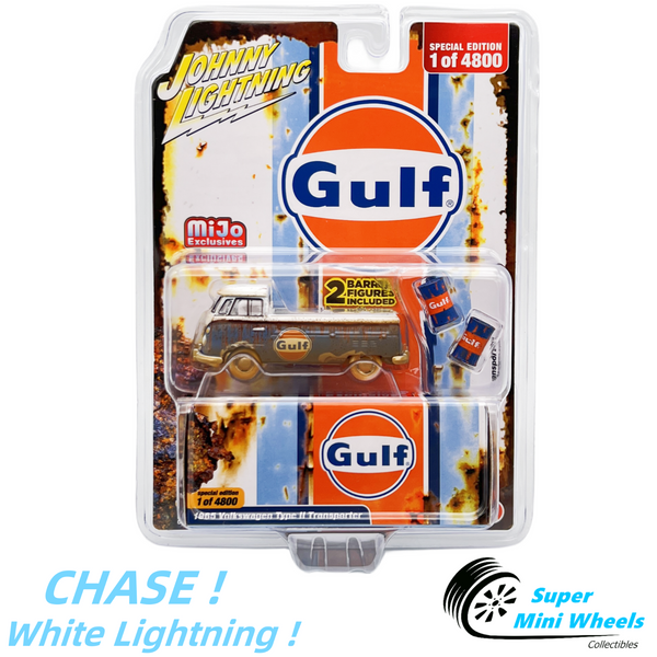 CHASE ! Johnny Lightning 1:64 - 1965 VW Type 2 Transporter GULF w/ GULF Barrels